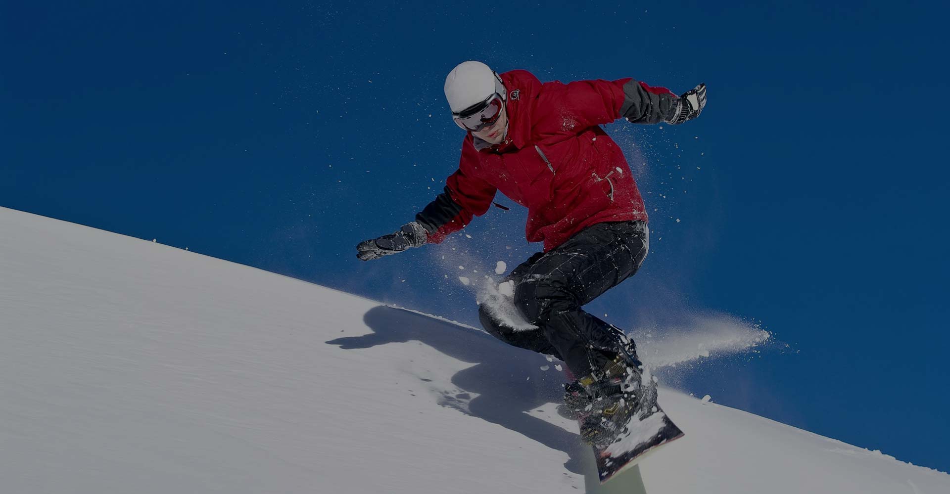 Snowboarder sulla neve di Ponte di Legno